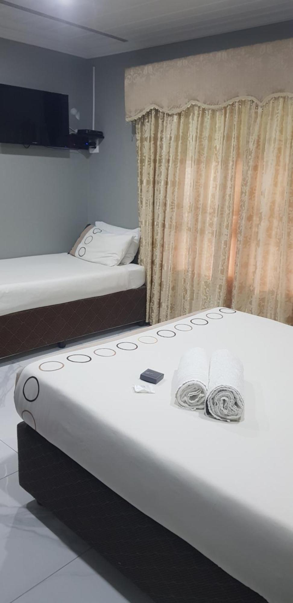 Uitenhage Rainbow Guest House And Tours חדר תמונה